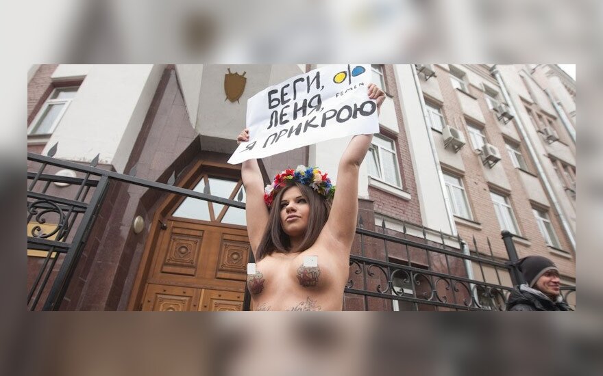 FEMEN грудью прикрывали побег Кучмы