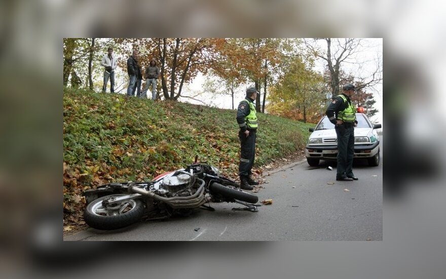 В Вильнюсе бежавший от полиции мотоциклист врезался в полицейскую машину