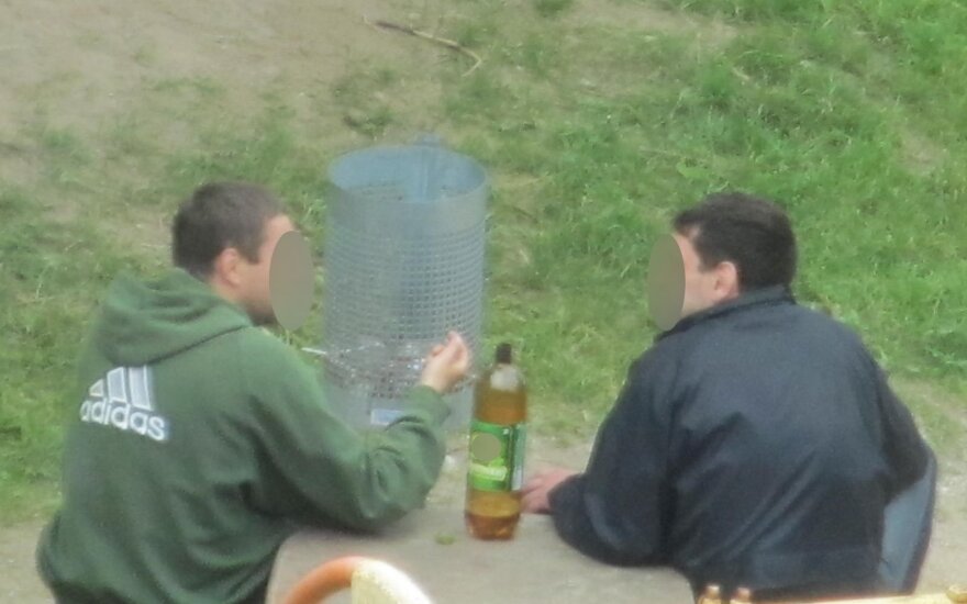 Vyrai geria "bambalinį" alų