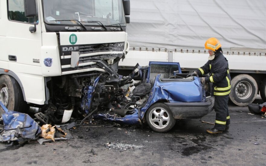 Под Тракай VW Golf врезался в грузовик, водитель погиб