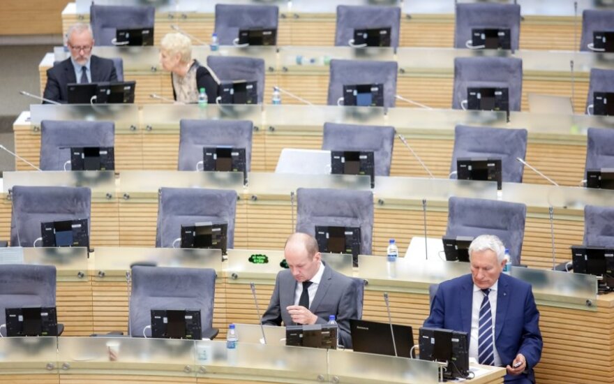 Часть литовских депутатов променяли парламентскую сессию на поездки