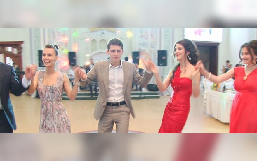 Donatas Montvydas šoka azerbaidžaniečių vestuvėse