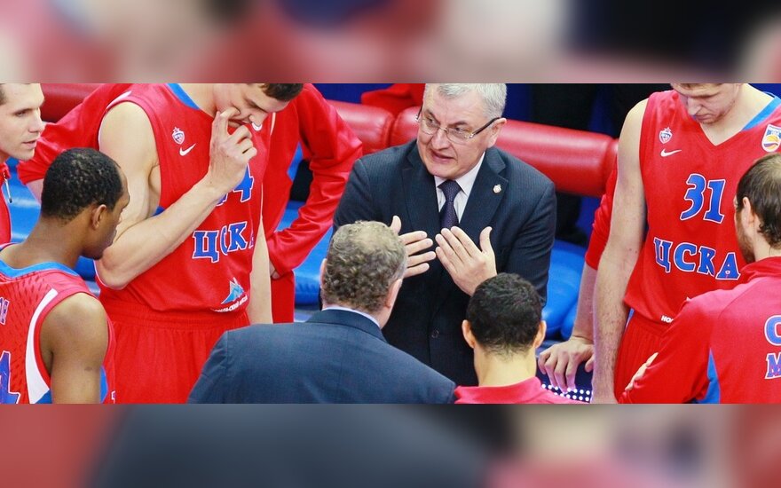 Jonas Kazlauskas su CSKA krepšininkais