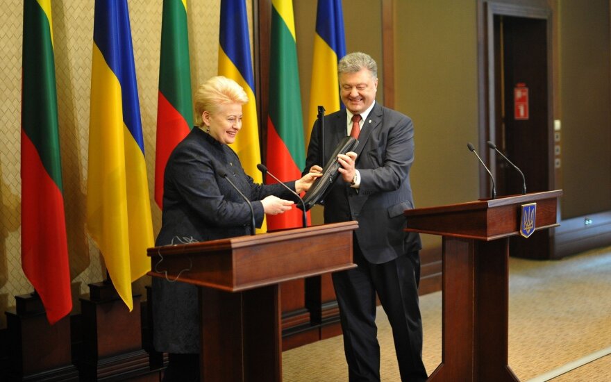 D. Grybauskaitė padovanojo P. Porošenkai pereskopą ir paprašė perduotiUkrainos kariams