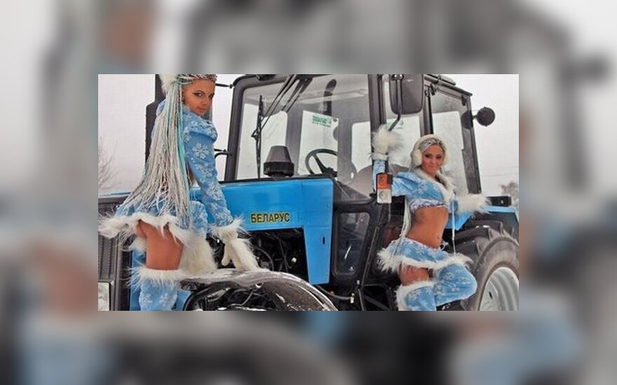 Полуголые снегурочки рекламируют тракторы "Беларус"