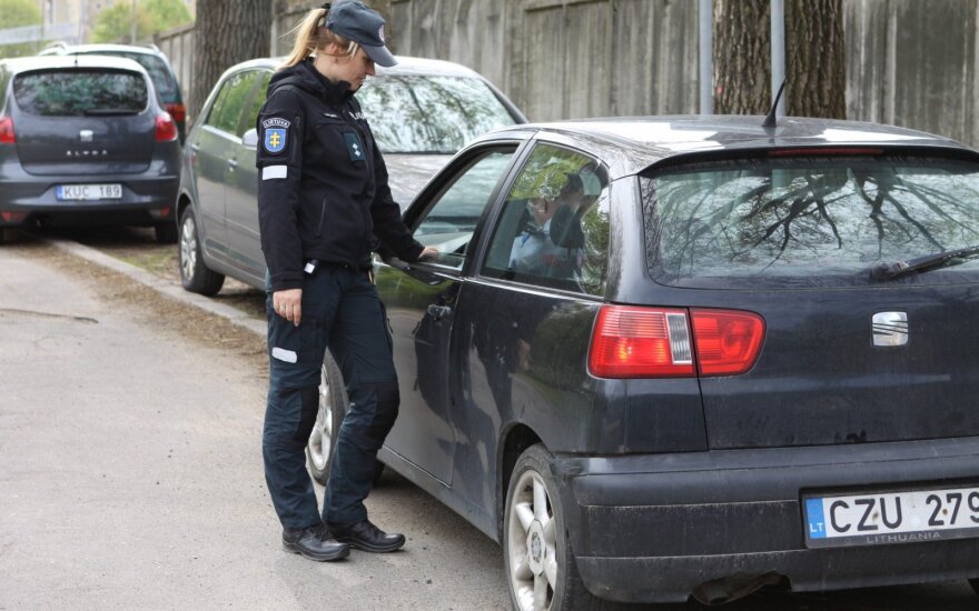 В Вильнюсе полиция штрафует водителей, которые пользуются мобильными телефонами