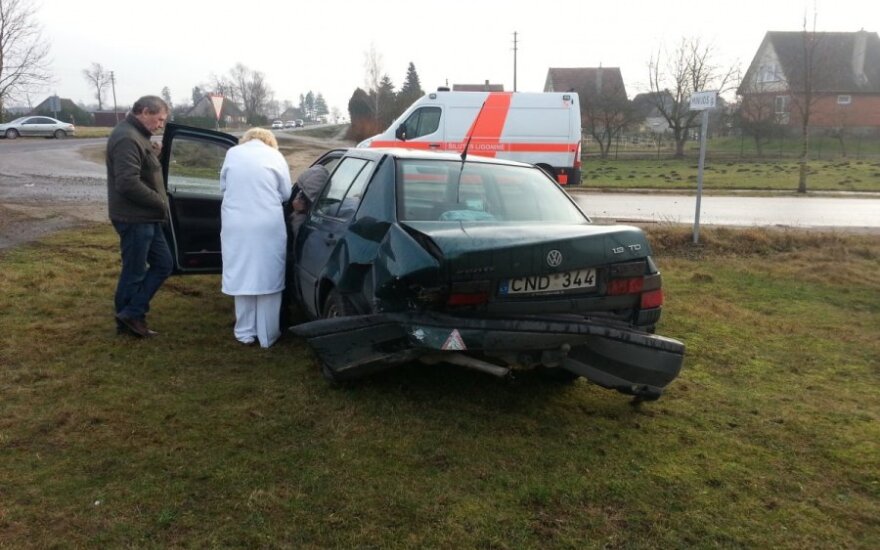 Водитель Opel с дороги снес управляемый женщиной VW Vento