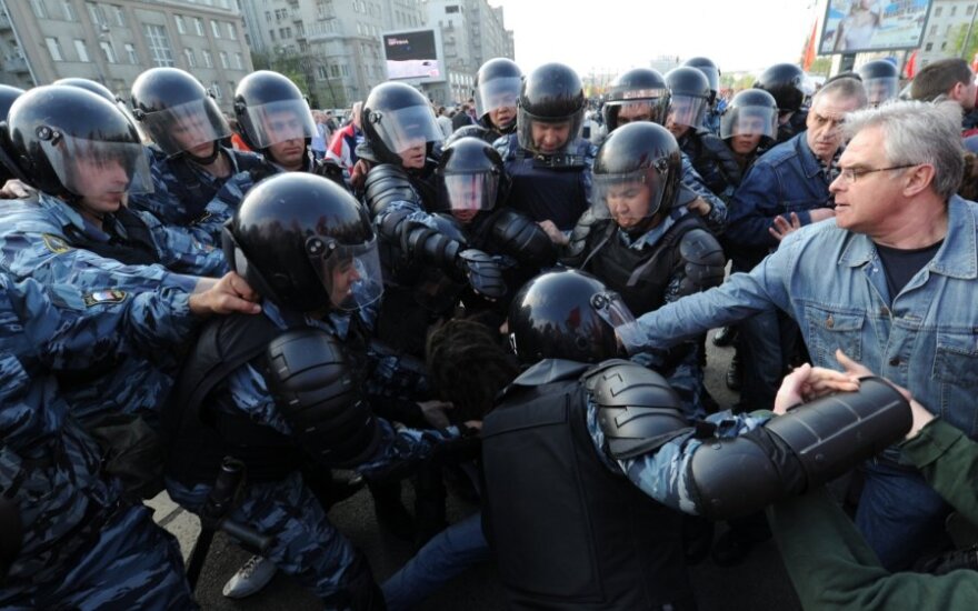 Полицейский назвал причиной задержаний на Болотной площади "неправильные лозунги"