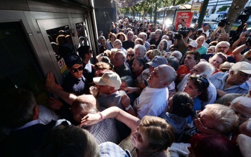 Греция: противники и сторонники уступок кредиторам выходят на улицы