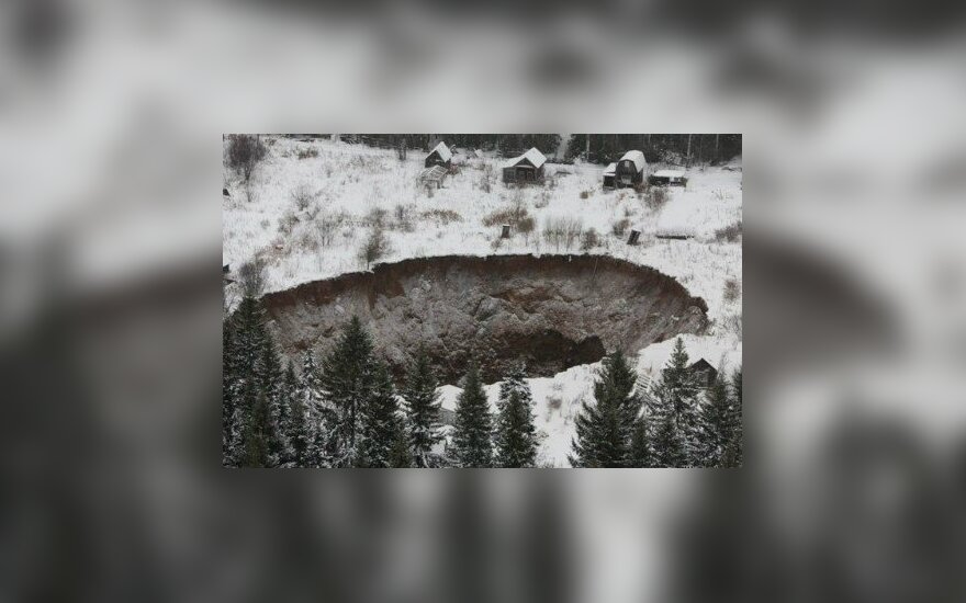 ФОТО: В Соликамске обвалилась шахта, образовалась гигантская воронка