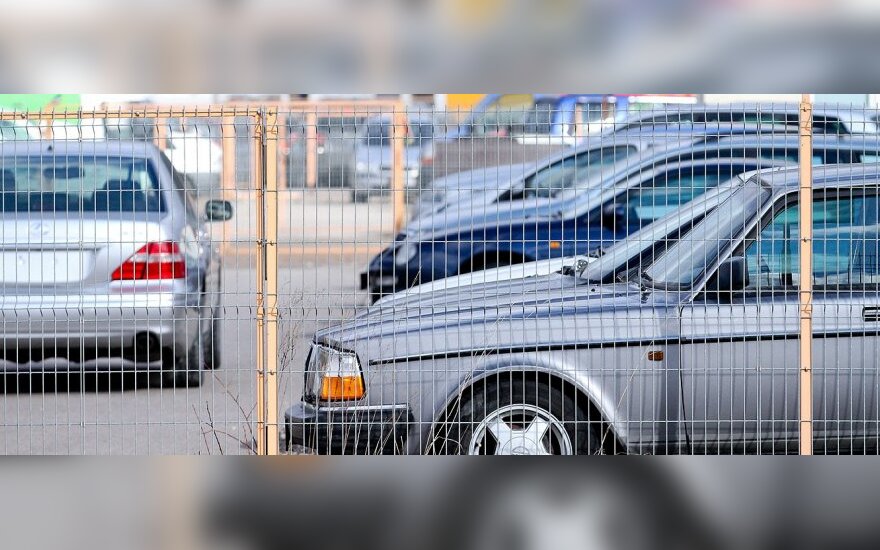 Автоторговцы: белорусы скупают автомобили в Латвии