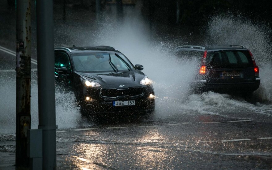 Мощный дождь смыл Вильнюс - затоплены улицы, повалены деревья, залит торговый центр