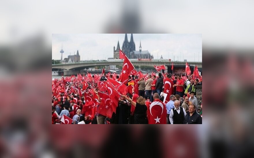Акция в поддержку Эрдогана в Кельне собрала 50 000 человек