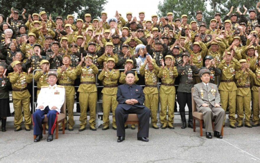 Kim Jong Unas (Kim Čen Unas) su karo veteranais
