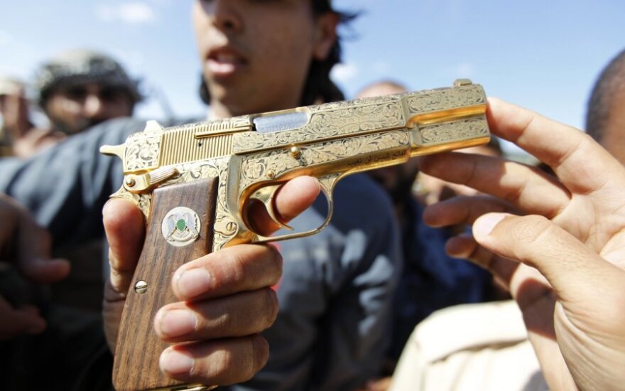Muammaro Gaddafi auksinis pistoletas