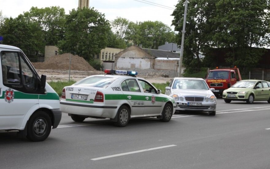 Мотоциклист врезался в автомобиль Mercedes Benz