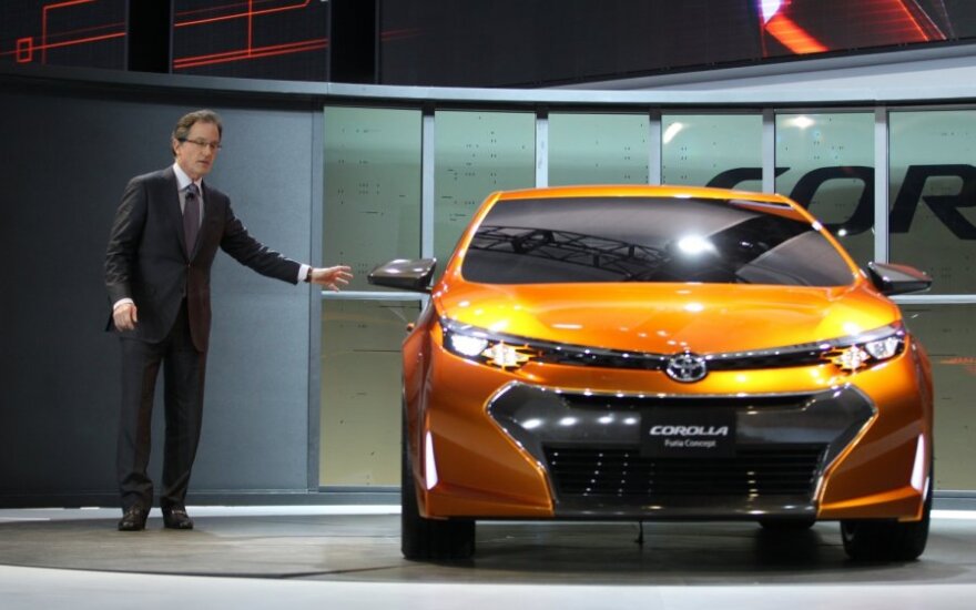 Toyota дразнит поклонников фрагментами новой Corolla