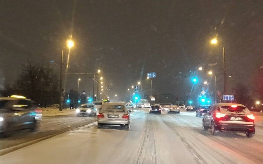 Snygis sukaustė Vilnių: pasipylė avarijos, gatvės slidžios
