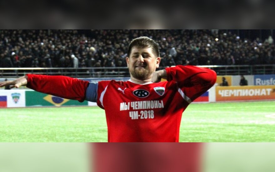Prieš mačą Ramzanas Kadyrovas sušoko žiūrovams