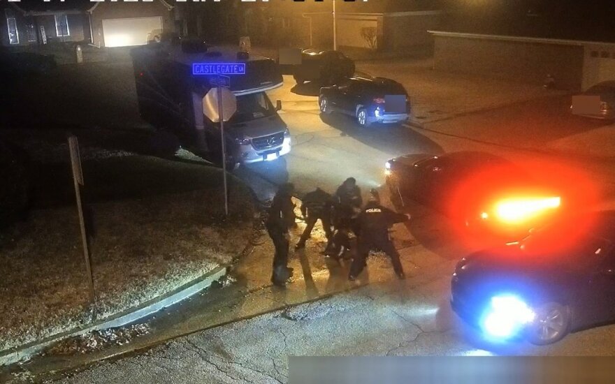 JAV Memfio miestas paviešino vaizdo įrašą, kuriame policijos pareigūnai mirtinai sumuša juodaodį vyrą