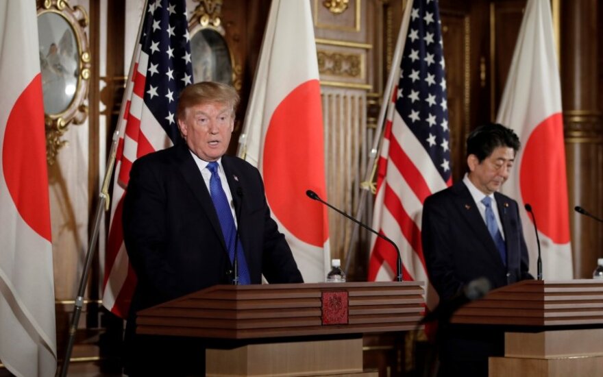 D. Trumpas susitinka su Japonijos premjeru Sh. Abe