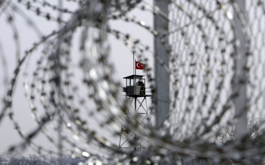 Греция установила 40-километровую стену на границе с Турцией