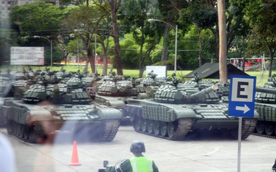 Литовская сборная тренируется в Каракасе в окружении танков и армии