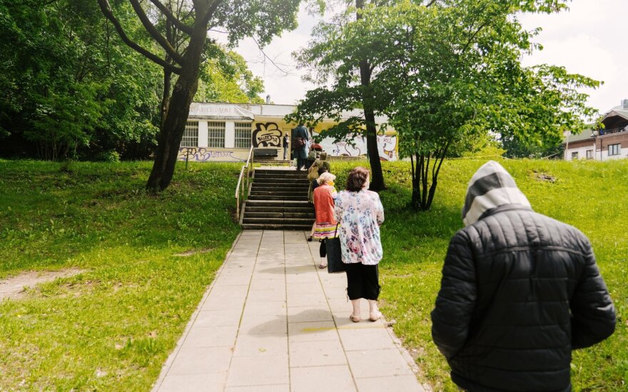 Самое печальное место Вильнюса: сюда каждый день за едой приходят безработные и пенсионеры