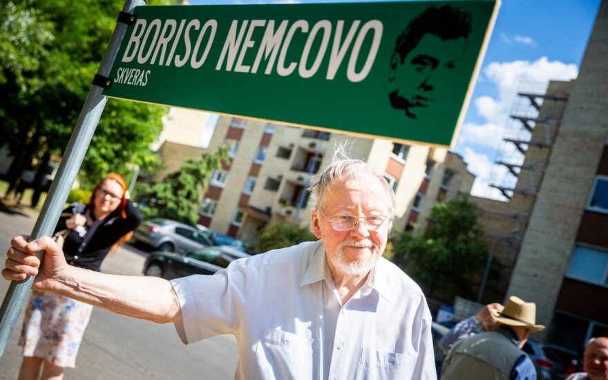 В парке - праздник, у посольства РФ - память: в сквере Немцова напомнили о демократии