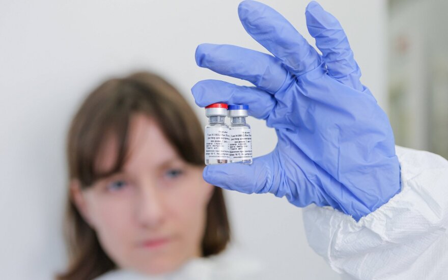 Больше половины россиян не хотят прививаться от коронавируса российской вакциной: "боятся, не верят"