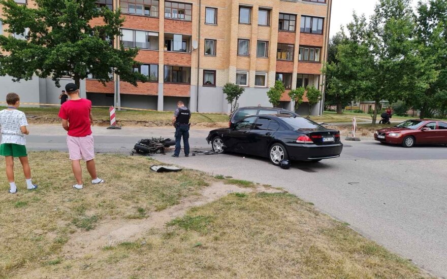 В Григишкес столкнулись BMW и мотоцикл, мотоциклист скончался