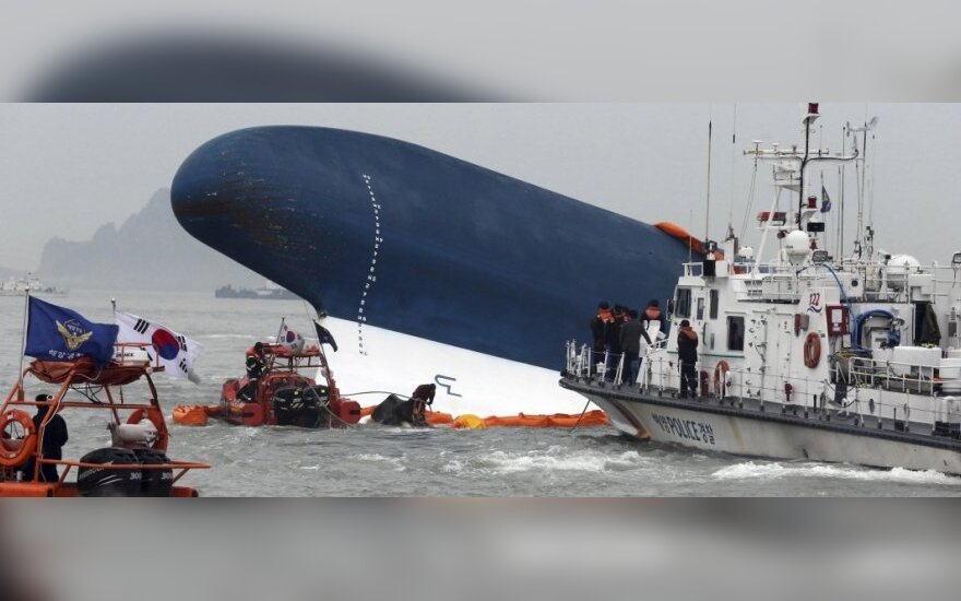 Затонувший южнокорейский паром "Севол" спустя три года подняли из воды