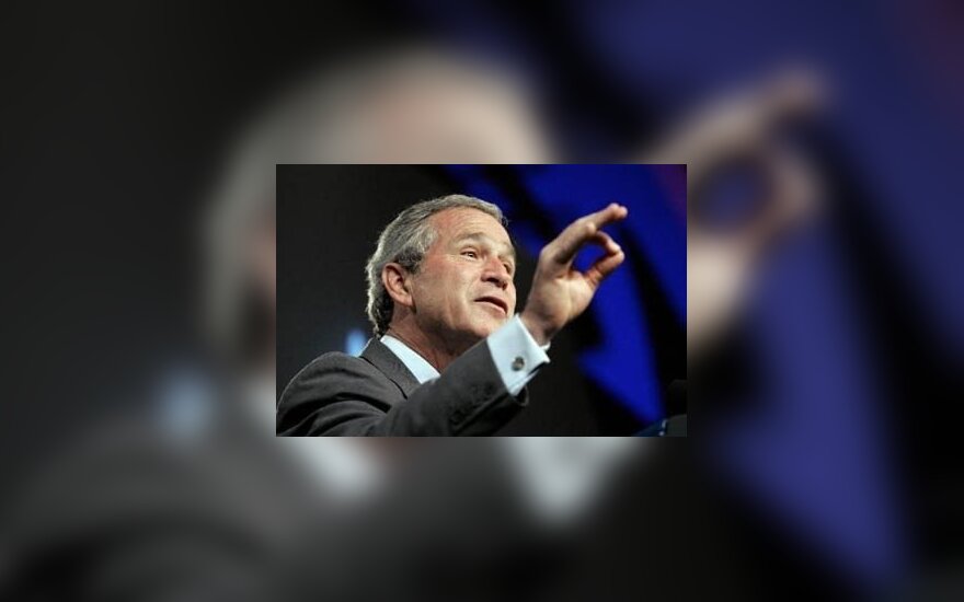 Экс-президент США Буш совершил аварийную посадку на дымящемся самолете