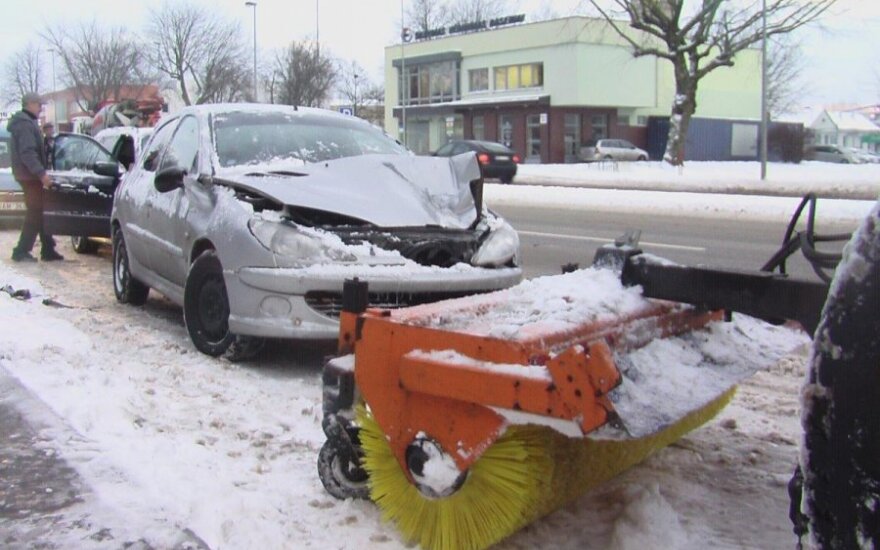 В Клайпеде автомобиль Peugeot въехал в снегоуборочную технику