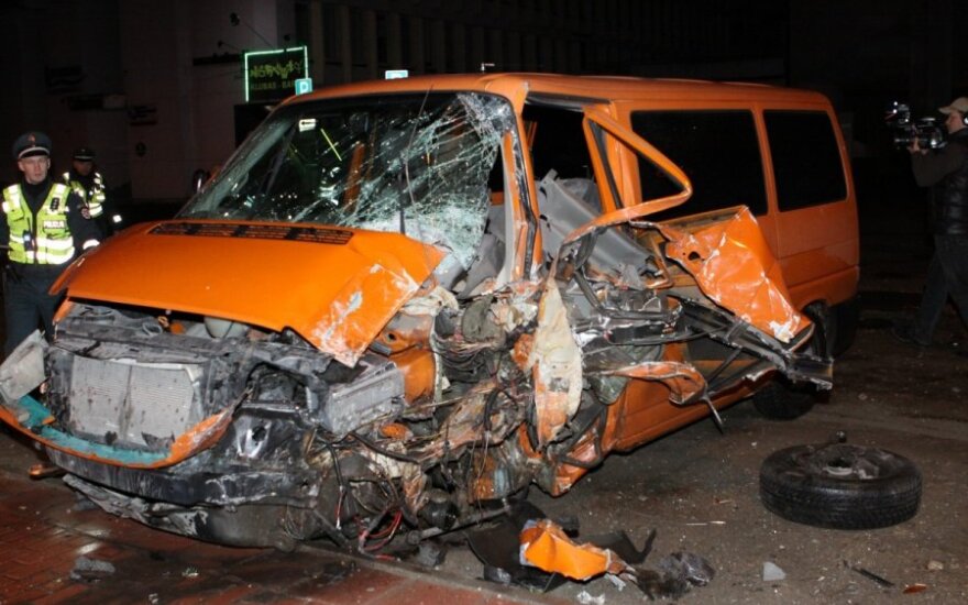 Ночью в Вильнюсе автомобиль сбил пешехода и врезался в столб