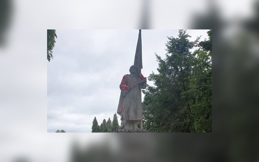 Мэр Кедайняй об осквернении памятника советскому солдату: это – случай хулиганства