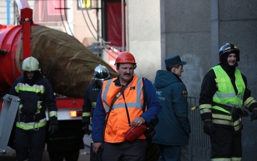 В Москве обрушилась крыша банка, пожарные разбирают завалы