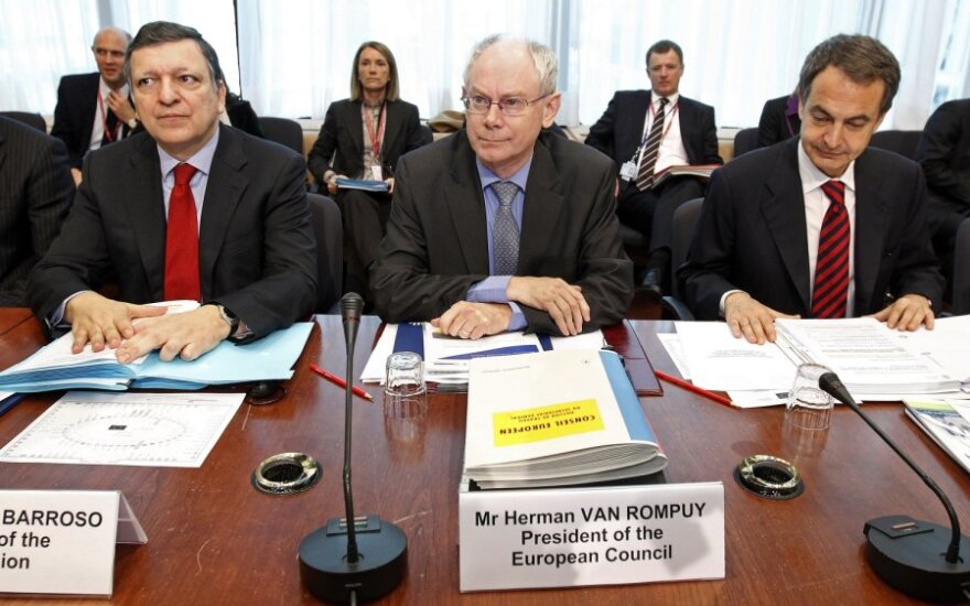 Iš kairės: Europos Komisijos vadovas Jose Manuel Barroso, ES prezidentas Herman Van Rompuy ir Ispanijos premjeras Jose Luis Rodriguez Zapatero