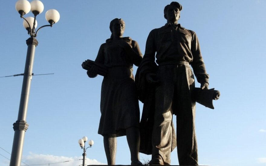 Депутат предлагает инвестировать в гоccимволы, а не ремонтировать советские скульптуры