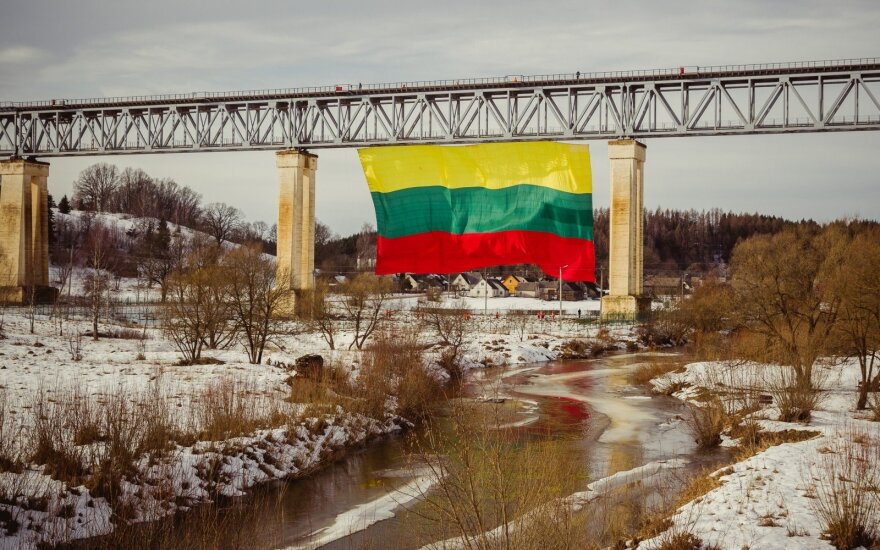 Trispalvė ant aukščiausio Lietuvos tilto