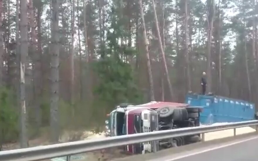 На дороге Вильнюс-Гродно перевернулся грузовик