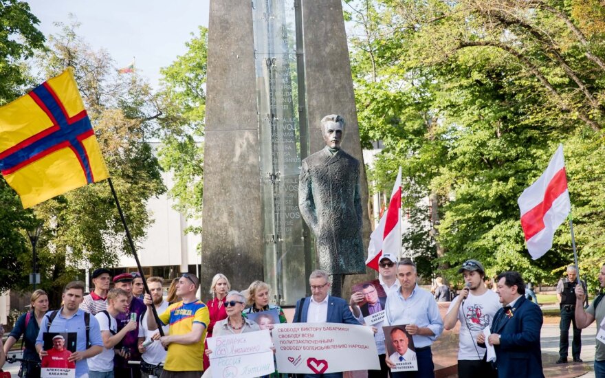 Несколько сотен человек в Вильнюсе выразили солидарность с протестующими в Беларуси