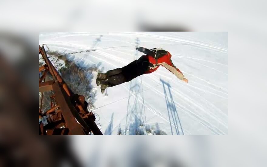 Vyras šoko iš 120 m aukščio, parašiutas neišsiskleidė
