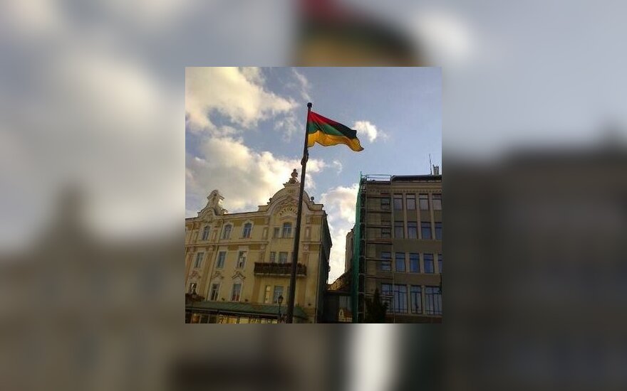 На Ратушной площади столицы - перевернутый литовский флаг