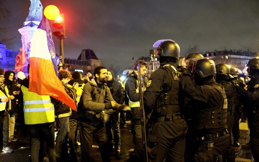 "Желтые жилеты": 13-й раунд протестов начался со столкновений