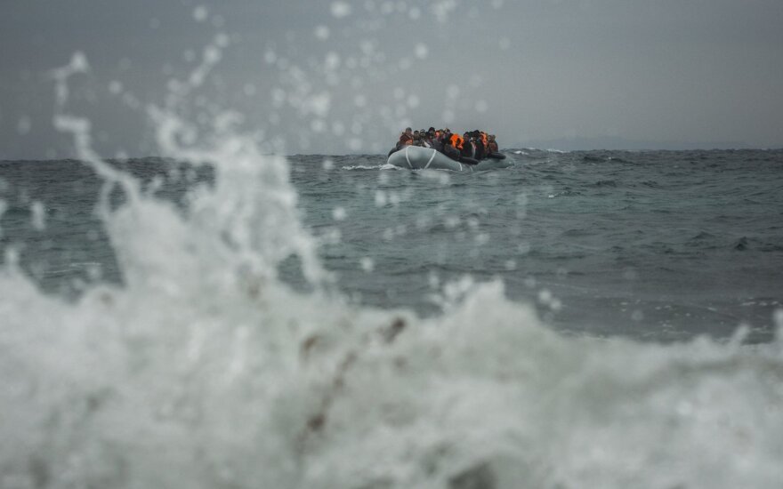 Рекордное число мигрантов пересекает Ла-Манш на лодках, пытаясь попасть в Британию