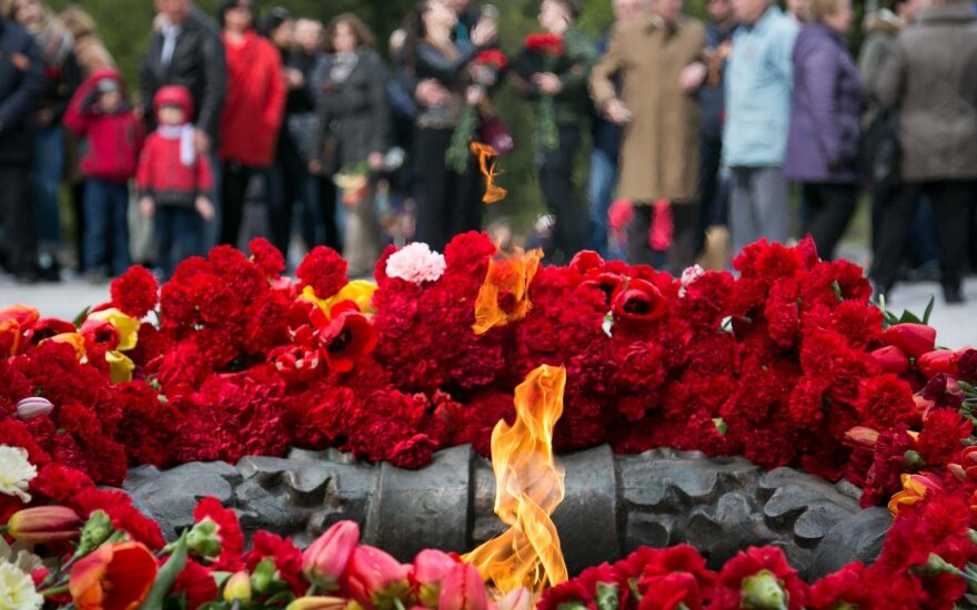 Суд: организация "Забытые солдаты"не обязана снимать надгробие с могилы советского солдата в Литве