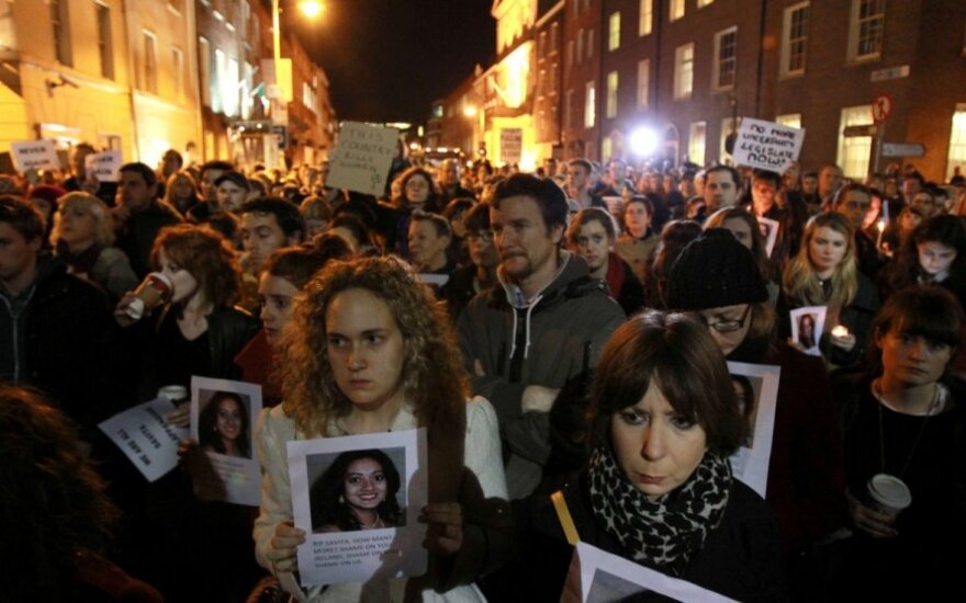 Protestai dėl moters mirties Airijoje neatlikus laiku aborto