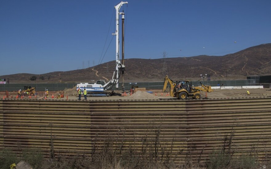 Трамп не исключает возведения "живого" барьера на границе с Мексикой
