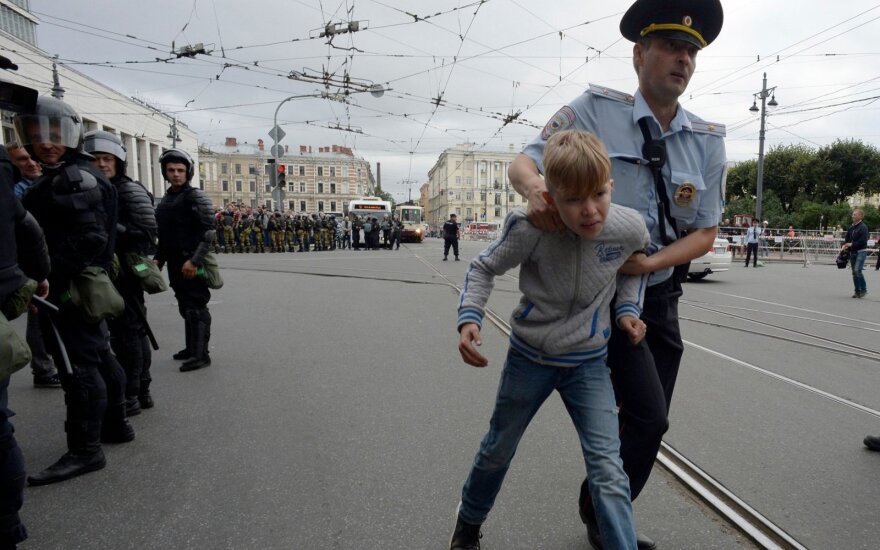 Путин подписал закон о штрафах и арестах за вовлечение детей в митинги